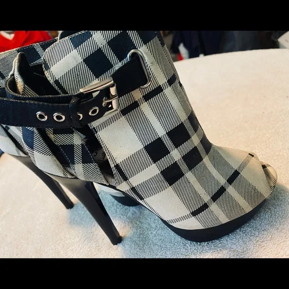 Brand New Super Sexy Premium Ankle Boots by BAKERS - Size 5 - box 28 - Picture 1 of 4